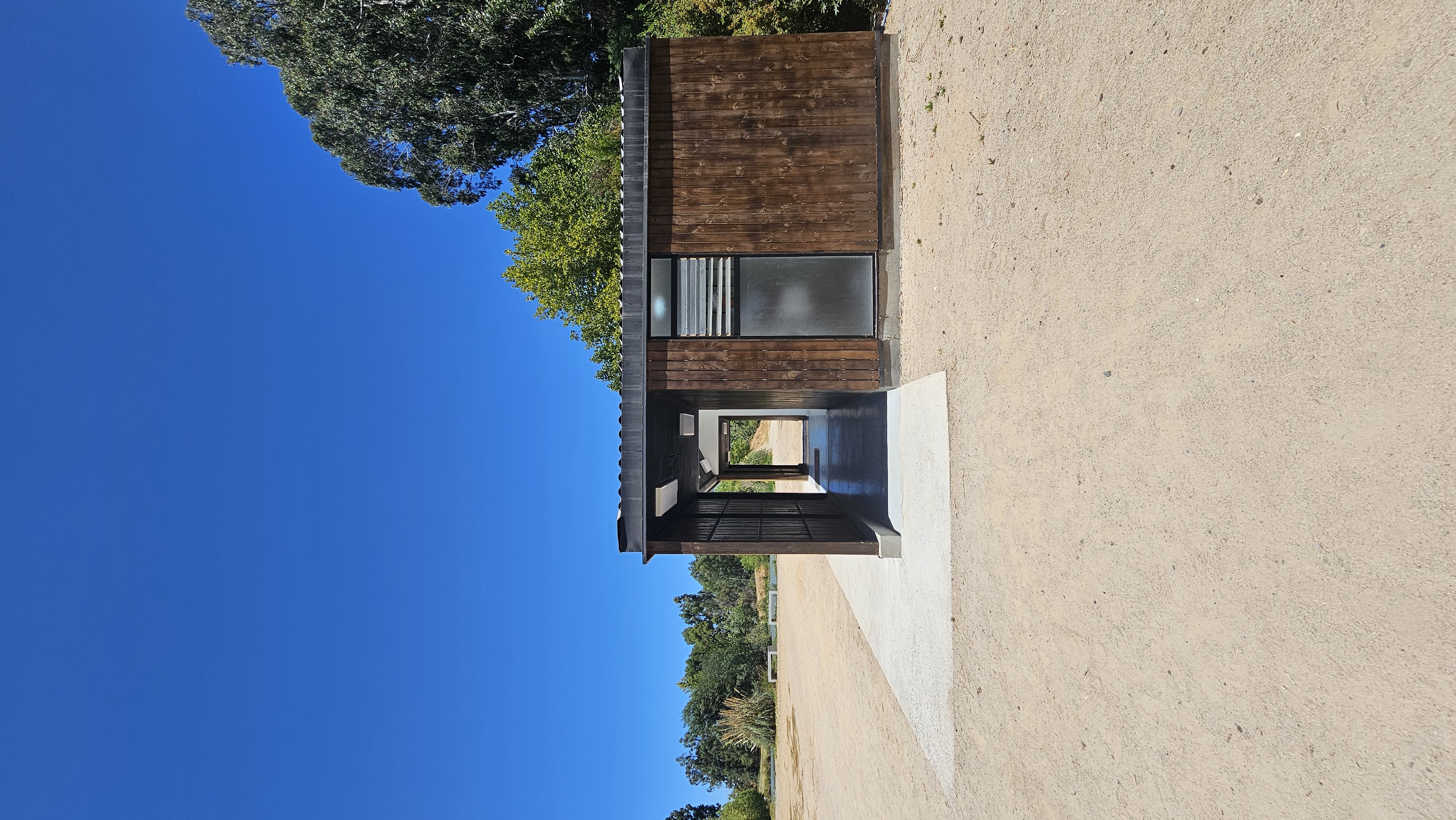 Fotogrfía del edificio techado en el que se encuentran los baños